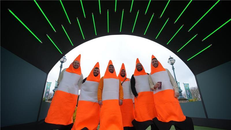 Darts-Fans treffen im Alexandra Palace in London ein, um die Darts-Weltmeisterschaften zu verfolgen.