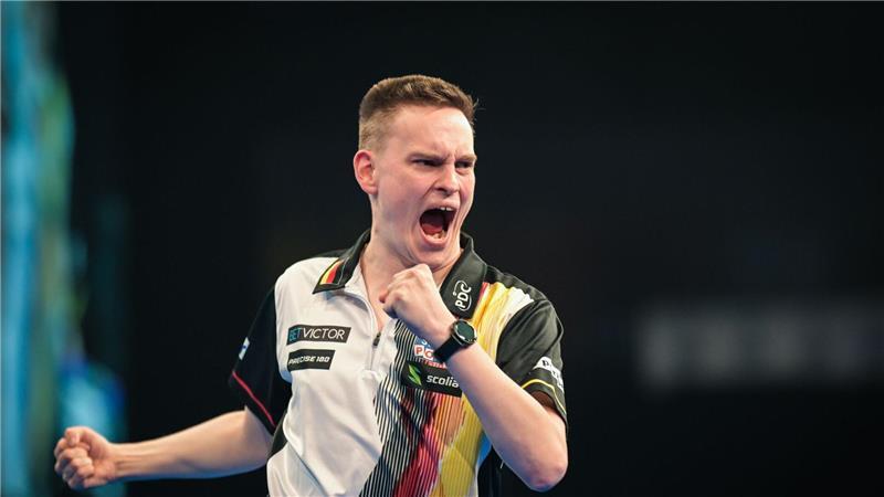 Darts-Profi Ricardo Pietreczko (hier im Bild) steht mit Martin Schindler im Viertelfinale der Team-WM.