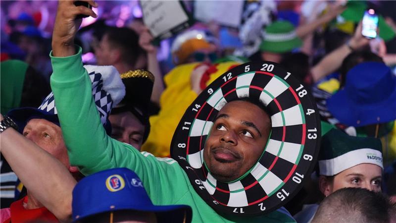 Darts-WM in London: Fans feiern im Alexandra Palace am zwölften Turniertag
