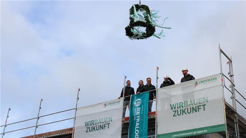 Wirtschaft: Wo die Stadt Stade gut aufgestellt ist – und wo nicht Darüber freut sich die städtische Wirtschaftsförderung: Richtfest in einem Gewerbegebiet, hier bei Retralog in Ottenbeck.