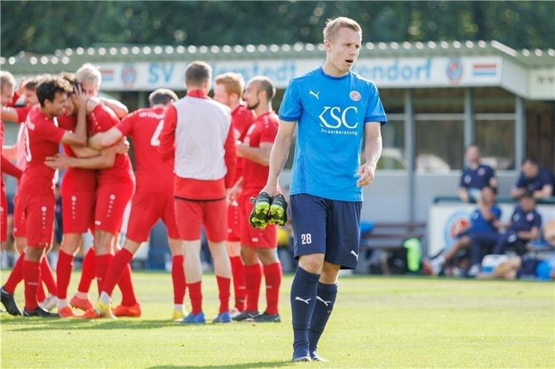 Darvin Stüve (rechts) erzielte gegen Schöningen das 2:1. Am Ende ist der Stürmer bedient. Foto: Jörg Struwe