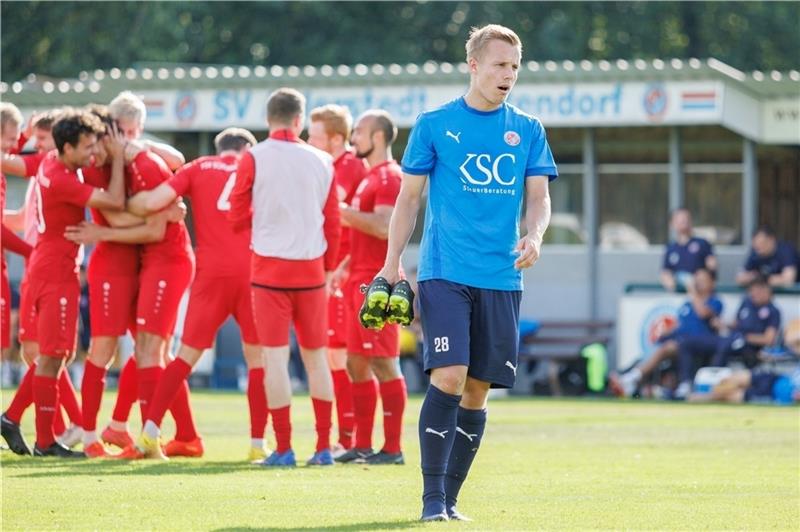 A/O kassiert vierte Niederlage im fünften Saisonspiel Darvin Stüve (rechts) erzielte gegen Schöningen das 2:1. Am Ende ist der Stürmer bedient. Foto: Jörg Struwe