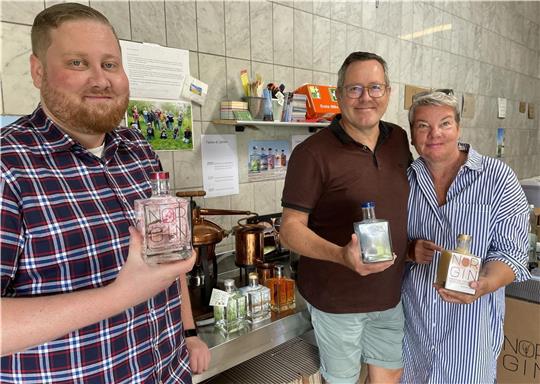 Daryn, Dirk und Birthe Vowinkel sind Norgin. Mit ihrem Gin haben sie in nur fünf Jahren eine erstaunliche Erfolgsgeschichte geschrieben. Foto: Glückselig