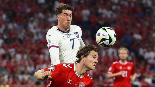 Das 0:0 reichte für Dänemark um Joachim Andersen (v) zu Platz zwei. Dusan Vlahovic (o) schied mit Serbien aus.