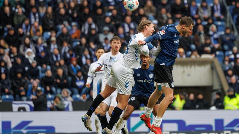 Das 1:0 für Bielefeld: Joel Grodowski (rechts) erzielt den Führungstreffer mit dem Hinterkopf.