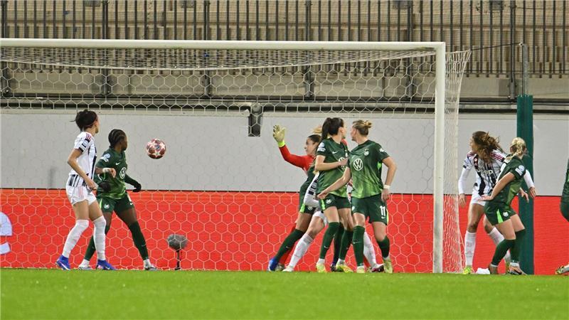 Das 1:0 für Juventus: Ana Capeta trifft per Kopf. 
