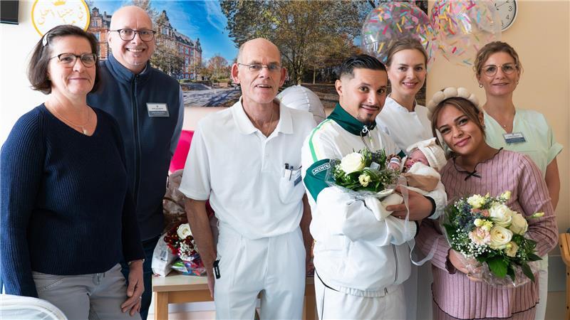 1000. Baby des Jahres im Elbe Klinikum Stade geboren Das 1000. Baby im Elbe Klinikum Stade: Hebamme Steffi Werner, Pflegedienstleiter Marco Kieckhöfel, Oberarzt Ulrich Wiethölter, Assistenzärztin Alina Biiun und Stationsleiterin der Wöchnerinnenstation Claudia Viedts gratulieren den Eltern der kleinen Sura (von links).
