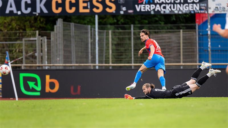 Kreislauf im Keller: D/A-Stürmer erst treffsicher, dann schmerzverzerrt Das 1:1 - Christopher Schepp umkurvt Torhüter Tim Kips und schießt aus spitzem Winkel.