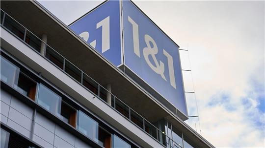 Das 1&1-Firmenlogo auf dem Dach der Firmenzentrale in Montabaur.