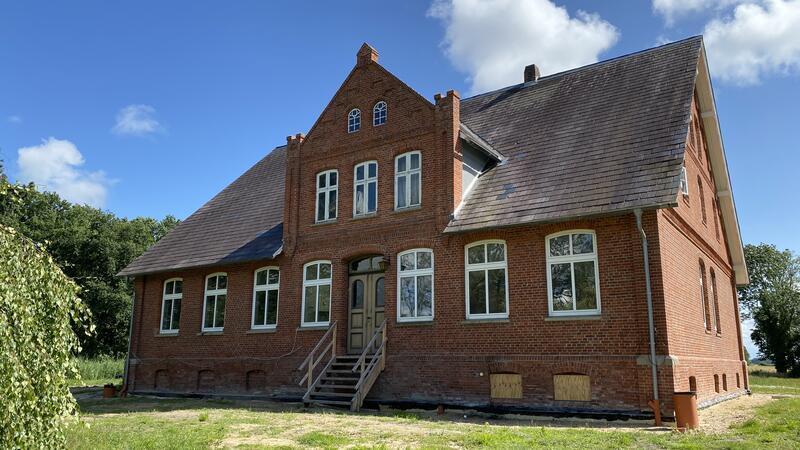 Das 170 Jahre alte Gutshaus in Krummendeich-Stellenfleth wird mit Mitteln der Denkmalpflege saniert.
