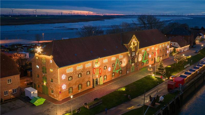 Das 1783 erbaute Backsteingebäude in Tönning gilt in der Vorweihnachtszeit als der längste Adventskalender der Welt.