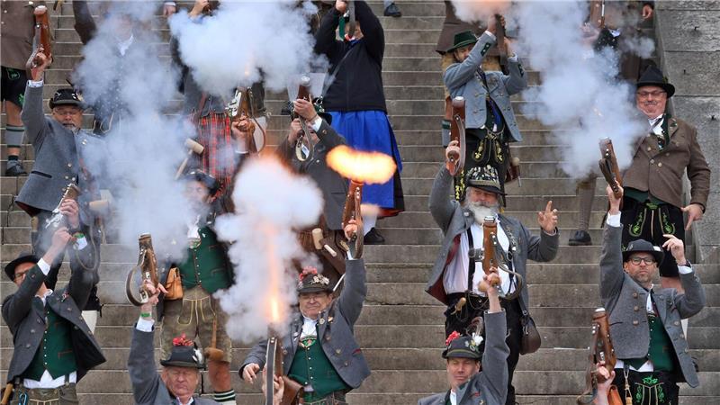 Das 190. Münchner Oktoberfest endet: Bayerische Schützen stehen beim traditionellen Böllerschießen auf den Stufen zum Bavaria-Denkmal.