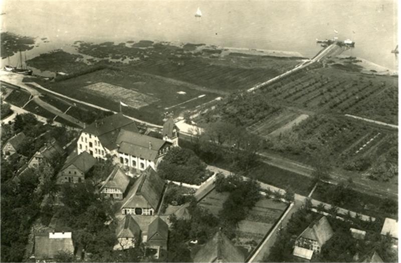 Das 1908 erbaute Fährhaus Kirschenland um,1950; hinten links ist noch der alte Fähranleger zu erkennen.Foto Altländer Archiv