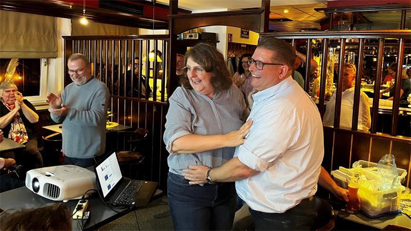Das 20. und damit letzte Wahllokal ist ausgezählt: Tanja von der Bey, ihr Mann Torsten sowie Freunde und Verwandte jubeln beim Blick auf den Bildschirm.