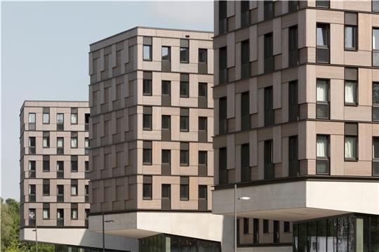 Das 2017 in Hamburg-Wilhelmsburg errichtete Studentenwohnheim Woodie ist in Holz-Modulbauweise errichtet worden und lenkt den Fokus auf den Baustoff Holz. 371 Wohnmodule sind dabei aufgetürmt worden. Foto: Primus Developments GmbH/Jan Bitte