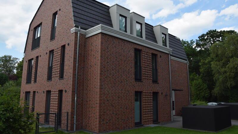 Wohnungen in Buxtehude: Hier gibt es bis zu 70 Bewerber auf eine Wohnung Das 2021 errichtete Mehrfamilienhaus an der Apensener Straße 4 ist eines der modernsten im Bestand der Buxtehuder Wohnungsbaugenossenschaft. Es ist mit der Grünen Hausnummer für energieeffizientes Sanieren und Bauen in Niedersachsen ausgezeichnet.