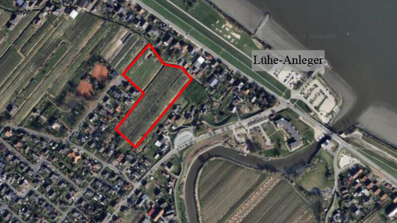Das 2,3 Hektar große Wohngebiet (rot) soll links des Lühe-Anlegers oberhalb der Spreenstraße und der Tennisplätze in Grünendeich entstehen.