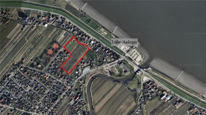 Protest gegen Viebrock-Siedlung im Alten Land: Bürger scheitern Das 2,3 Hektar große Wohngebiet (rot) soll links des Lühe-Anlegers oberhalb der Spreenstraße und der Tennisplätze in Grünendeich entstehen.