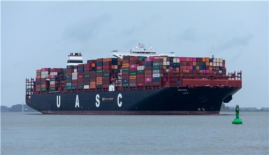 Das 368 Meter lange Containerschiff „Umm Qarn “ der arabischen Reederei United Arab Shipping Company ist auf dem Weg nach Hamburg. Heute Abend wird es am Containerterminal Burchardkai erwartet. Foto: Löffler