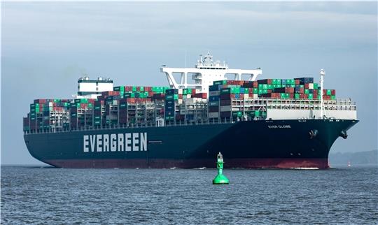 Das 400 Meter lange Containerschiff „Ever Globe“ wird am Freitagvormittag im Hamburger Hafen erwartet. Foto: Löffler