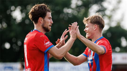 Das 4:1 gegen Jeddeloh ist ein besonders schöner Treffer: Christopher Schepp (links) köpft ein, Niclas Dühring hat vorbereitet.