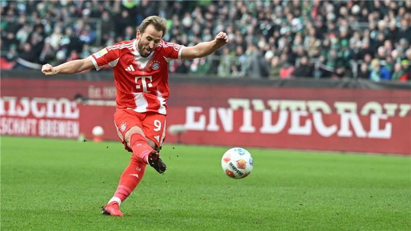 Das 500. Tor seiner Profi-Karriere: Bayern-Stürmer Harry Kane trifft zum 2:0 in Bremen.