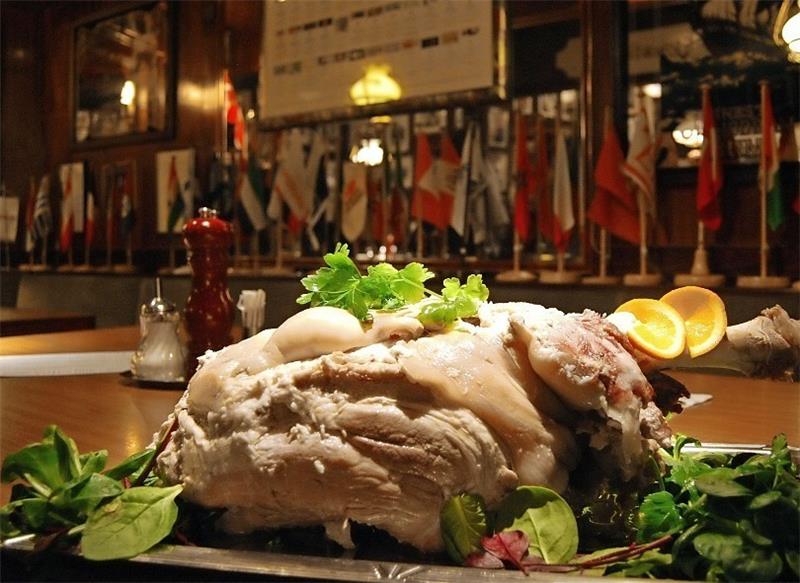 Das 8 1/2 Kilogramm schwere Eisbein.