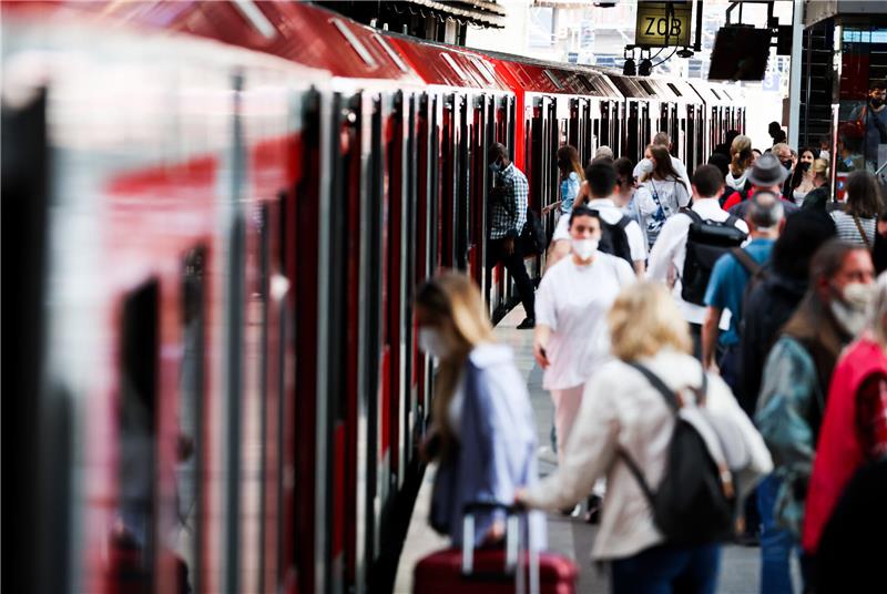 S-Bahn-Störung: Pendler dürfen ab Harburg kostenfrei in ICE umsteigen Das 9-Euro-Ticket ist erfolgreich, die Fahrgastzahlen sind gestiegen. Die CDU in Hamburg fordert deshalb 365-Euro-Jahresticket für den ÖPNV. Foto: Christian Charisius/dpa