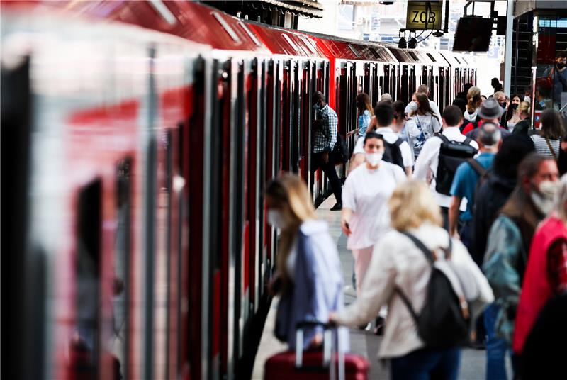CDU in Hamburg fordert 365-Euro-Jahresticket Das 9-Euro-Ticket ist erfolgreich, die Fahrgastzahlen sind gestiegen. Die CDU in Hamburg fordert deshalb 365-Euro-Jahresticket für den ÖPNV. Foto: Christian Charisius/dpa
