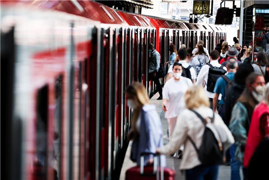 Das 9-Euro-Ticket ist erfolgreich, die Fahrgastzahlen sind gestiegen. Die CDU in Hamburg fordert deshalb 365-Euro-Jahresticket für den ÖPNV. Foto: Christian Charisius/dpa