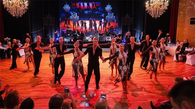 Kartenvorverkauf für Stader Ballnacht im Stadeum beginnt Das A-Team der Lateinformation des VfL Stade tanzt eine rasante Choreografie mit lateinamerikanischen Elementen aus Samba, Cha-Cha-Cha, Paso Doble, Rumba und Jive.