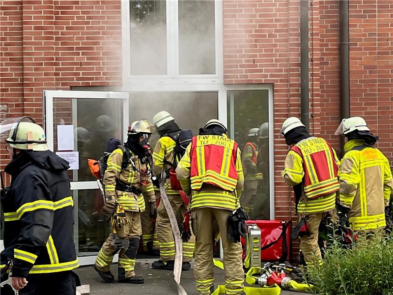 Hunderte Schaulustige bei Großübung der Feuerwehr in Stade Das AOK-Gebäude ist verrraucht, unter Atemschutz rückt die Feuerwehr vor. Foto: Vasel
