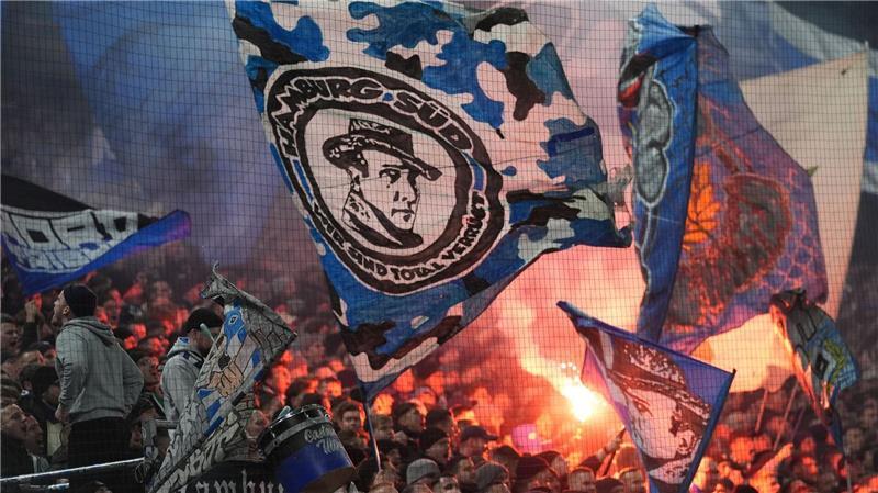 Das Abbrennen von Pyrotechnik in den Stadien ist den Innenministern ein Dorn im Auge.