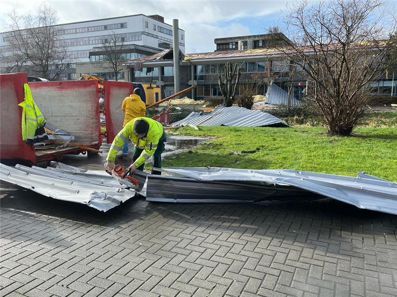 Sturmschäden: „Zeynep“ kostet Versicherer über 900 Millionen Euro Das Abbruchunternehmen Buhrfeind ist mit den Aufräumarbeiten an der BBS beschäftigt. Foto: Vasel
