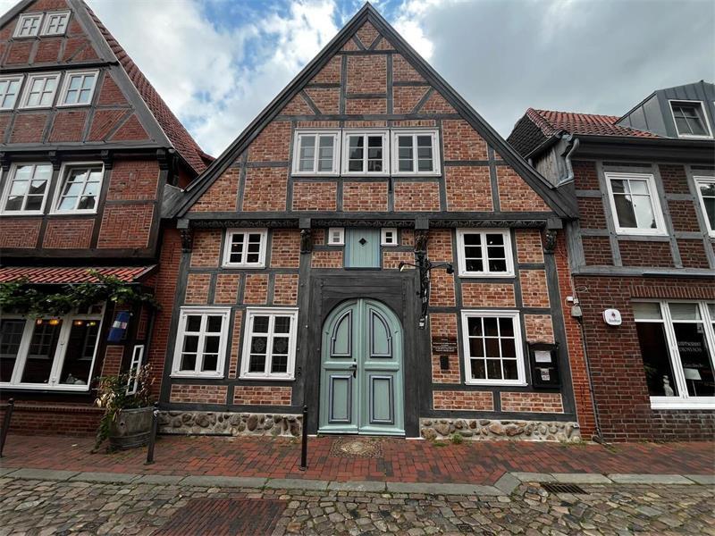 Neustart im Abthaus in Buxtehude nach dem Tod des Wirts Kutz-Kromnow Das Abthaus in Buxtehude wurde vor rund 400 Jahren errichtet. Eigentümerin des Abthauses ist der Heimat- und Geschichtsverein.