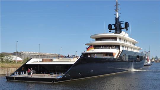 Das Achterdeck der Yacht, die nach der Frau des Eigners Liva benannt werden soll, ist langgezogen und bietet Platz für einen großen Pool. Foto: Eckardt