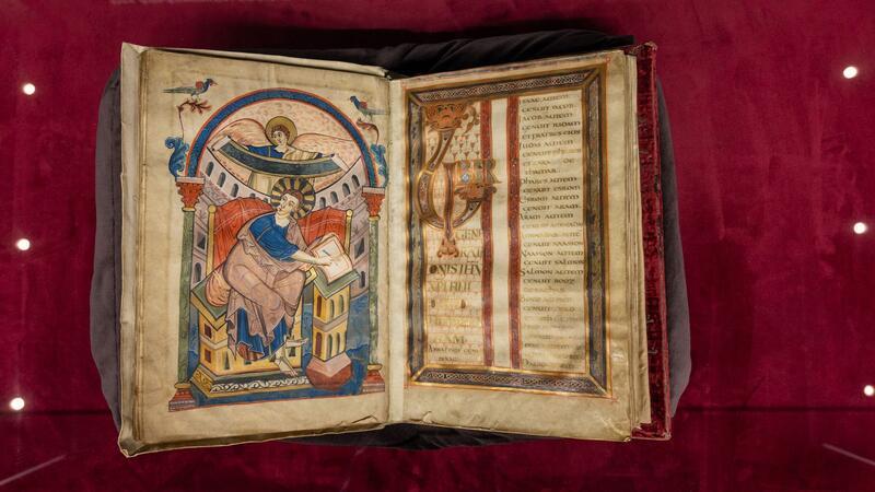Ada-Evangeliar aus Trier ist Welterbe Das Ada-Evangeliar aus der Schatzkammer der Stadtbibliothek Trier. Die kostbaren Bilderhandschriften sind rund 1200 Jahre alt.