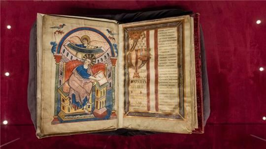 Das Ada-Evangeliar aus der  Schatzkammer der Stadtbibliothek Trier. Die kostbaren Bilderhandschriften sind rund 1200 Jahre alt.