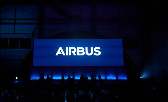 Das Airbus-Logo ist während der Präsentation des neuen Airbus-Werks in Puerto de Santa Maria, Cadiz, zu sehen. Foto: Joaquin Corchero/EUROPA PRESS/dpa