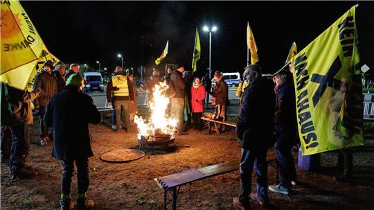 Das Aktionsbündnis „Kein Atommüll in Ahaus“ hält vor dem Zwischenlager Ahaus Mahnwache.