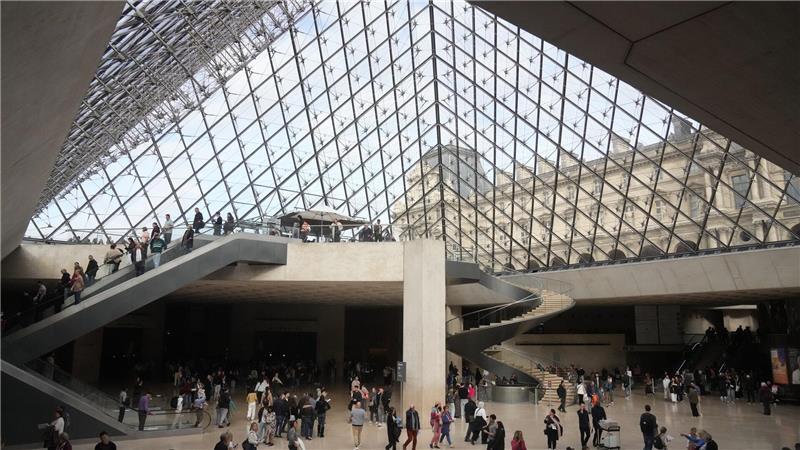 Louvre-Raub: Einbrecher scheiterten zunächst an Vitrine Das Alarmsystem im Louvre hat während des spektakulären Einbruchs funktioniert (Archivbild).