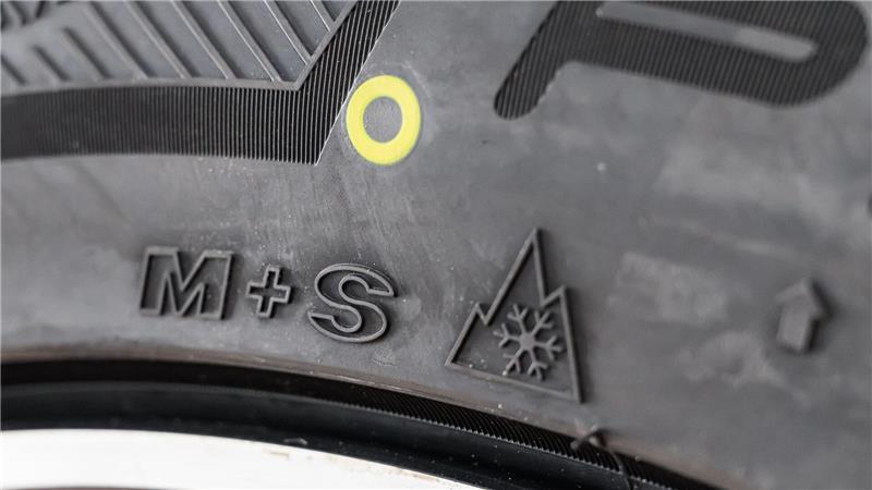 Winterreifen-Check: Diese Fehler kosten Sicherheit und Geld Das Alpine-Symbol mit Schneeflocke kennzeichnet offiziell anerkannte Winterreifen: Die M+S-Markierung allein reicht seit Oktober 2024 nicht mehr aus.