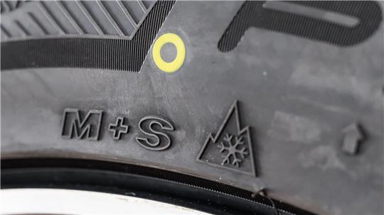 Das Alpine-Symbol mit Schneeflocke kennzeichnet offiziell anerkannte Winterreifen: Die M+S-Markierung allein reicht seit Oktober 2024 nicht mehr aus.