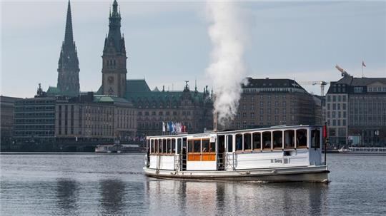 Das Alsterdampfschiff „St. Georg“ fährt über die Hamburger Binnenalster.