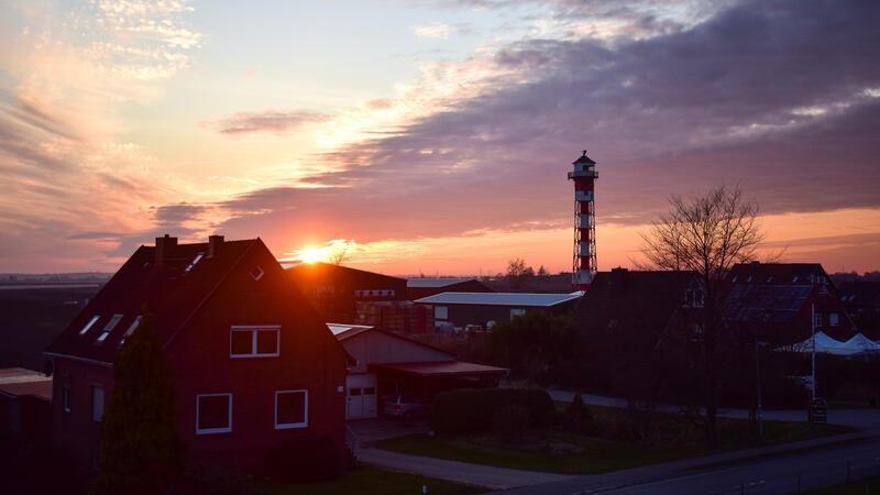 Das Alte Land und sein einzigartiges Landschaftsbild: Vom Deich an der Elbe in Grünendeich kann man in Richtung Hansestadt Stade blicken, den alten Leuchtturm, Obsthöfe und -plantagen sehen.