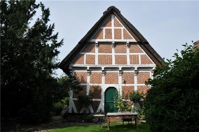 Das Altenteilerhaus in Guderhandviertel ist der älteste Fachwerkbau des Alten Landes. Das macht nicht nur die Inschrift, sondern auch die Form der schildförmigen Taubandknaggen, welche die Dachtraufe und die zweifach vorkragenden Giebel all