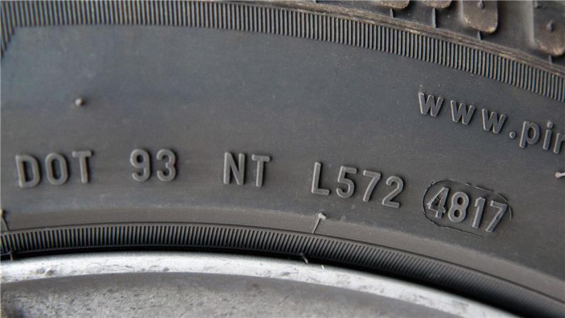 An diesen 10 Symbolen erkennen Sie sichere Reifen Das Alter der Pneus erkennen Sie am oval eingefassten Code an der Reifenflanke.