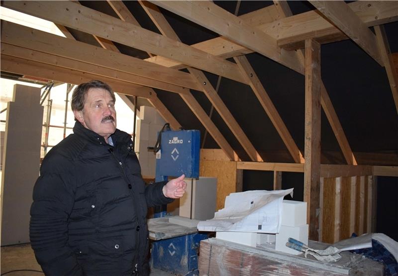 Das Altholz ist kaum von neuem Holz zu unterscheiden: Andreas Viebrock im ersten Smart-City-Haus .