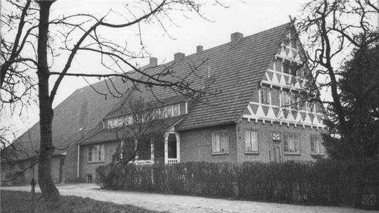 Das Altländer Bauernhaus in Hollern, entworfen 1909 von Werner Lindner. Das Foto entstand um 1920.