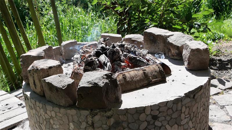 Schuback in Jork: Sommer-Auszeit unter Obstbäumen Das Altländer Buschkochen orientiert sich an Traditionen aus Südafrika und bietet ein besonderes kulinarisches Freilufterlebnis für Gruppen bis zu 20 Personen.